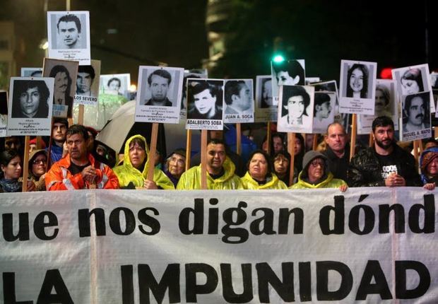 Miles de uruguayos marcharon este lunes bajo la lluvia durante la vigésima cuarta edición de la Marcha del Silencio.