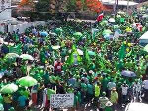 Miles de dominicanos se manifiestan en el sur del país contra la corrupción