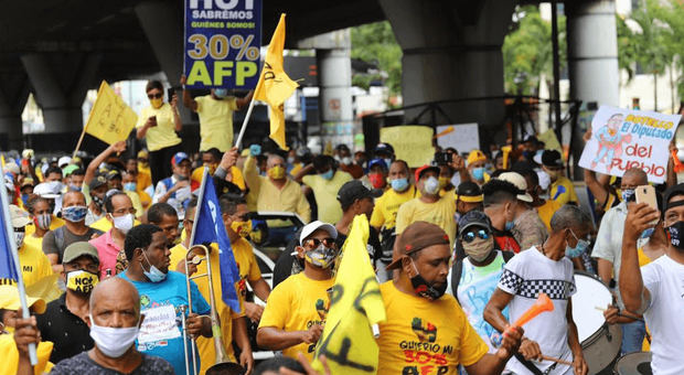 Decenas de personas reclamaron este sábado en el parque Independencia la entrega a los trabajadores del 30 % de los fondos acumulados.