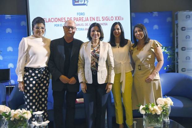 La vicepresidenta de la República, doctora Margarita Cedeño, junto a la psicóloga,  terapeuta y consultora del Departamento de Psicología de Cultura Ciudadana, Ana Simó; el psicólogo y conferencista español Manuel de Juan Espinosa, la directora del proyecto Cultura Ciudadana, Rhina Fortuna; y Balneris Rodríguez, directora de la Escuela de Negocios de la Pontificia Universidad Católica Madre y Maestra (PUCMM), en el Segundo Foro de Cultura Ciudadana “Relaciones de Parejas en el Siglo 21”, celebrado este jueves en Santiago.
