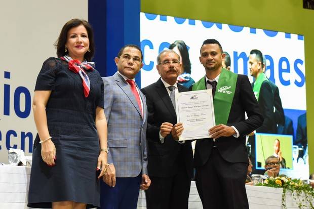 Margarita Cedeño, Rafael Ovalles, Presidente Medina y uno  de los graduandos.