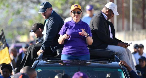 Vicepresidenta Margarita Cedeño de Fernández recorrió varias calles de San Cristóbal donde exhortó a sus habitantes a votar por los candidatos del PLD.