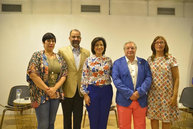 La vicepresidenta Margarita Cedeño dijo al visitar este sábado la 78 edición de la Feria del Libro de Madrid que es una gran distinción para el país ser el invitado de honor del evento internacional. Figuran a su derecha Olivo Rodríguez Huerta, embajador dominicano ante el Reino de España y su esposa Virginia Objio;  a su izquierda el director de la feria, Manuel Gil; y la directora de la Biblioteca Infantil y Juvenil República Dominicana (BIJRD), Dulce Elvira de los Santos.