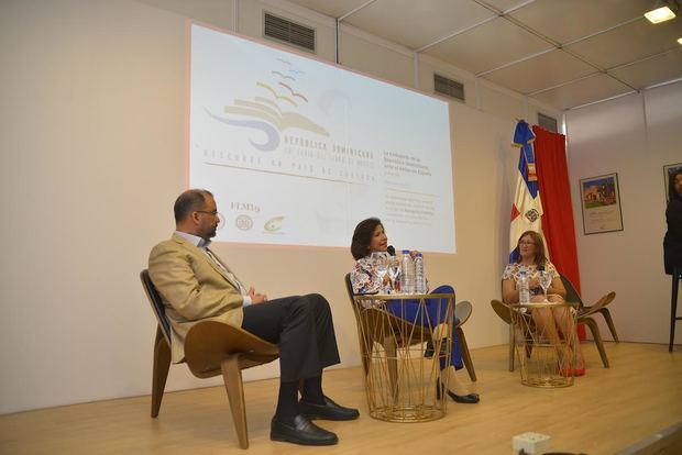 La vicepresidenta Margarita Cedeño interviene durante la mesa redonda “La literatura infantil y juvenil como motor de cambio social”, en el marco de la 78 edición de la Feria del Libro de Madrid (FLM 19), que este año tiene como país invitado a República Dominicana.