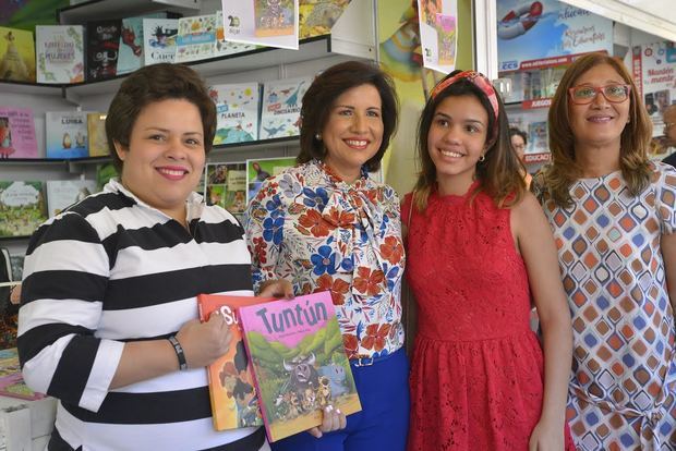 La vicepresidenta Margarita Cedeño durante su recorrido por la 78 edición de la Feria del Libro de Madrid. Figuran en la foto la escritora Anya Damirón, Yolanda América María Fernández, hija de la Vicemandataria; y Dulce Elvira de los Santos, directora de la Biblioteca Infantil y Juvenil República Dominicana (BIJRD). 