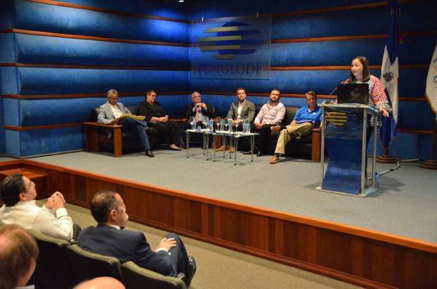 Mari?a Victoria Abreu junto a los panelistas, mientras ofreci?a las palabras de bienvenida.