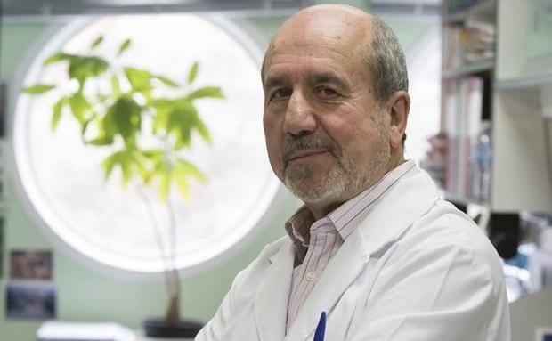 Mariano Esteban, en su laboratorio del Centro Nacional de Biotecnología.