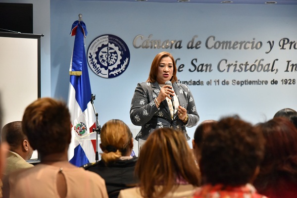 Marilyn Pérez, Directora de Prevencion a la Violencia del Ministerio de la Mujer, analiza con los participantes los recientes feminicidios.