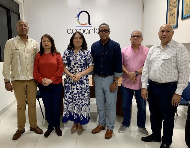 Marino Guzmán, Zonia Tejada, Emelyn Baldera, presidente de Acroarte, Marcelino Ozuna presidente de la JE, Marino Ramírez y Juan Antonio Mejía.