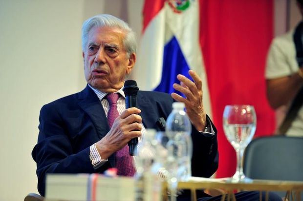 El escritor peruano Mario Vargas Llosa durante la charla literaria que mantiene con la poeta dominicana Soledad Álvarez.