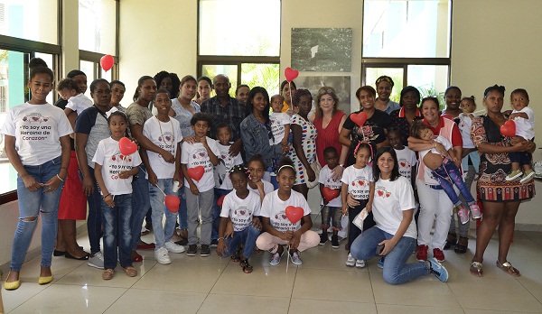 Mary Carmen Hazoury, Presidenta de  la   Fundacion Latiendo por Ti, juntos a colaboradores, padres y niños intervenidos