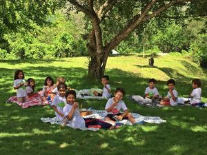 Niños compartiendo de un picnic en el Campamento Matua.