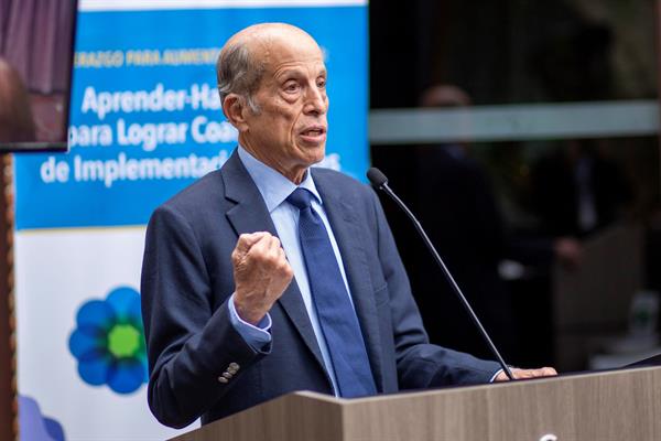  Fotografía cedida hoy por el Consejo Nacional del Ambiente de República Dominicana que muestra al vicepresidente del Consejo Nacional de Cambio Climático, Max Puig, durante una intervención. 