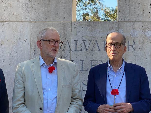 Max Puig y Jeremy Corbin ante la tumba de Salvador Allende.