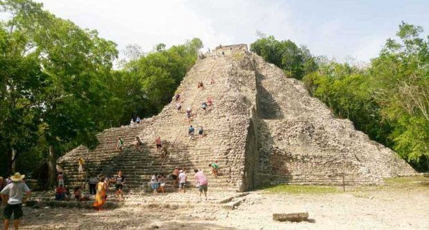Pirámide maya. 