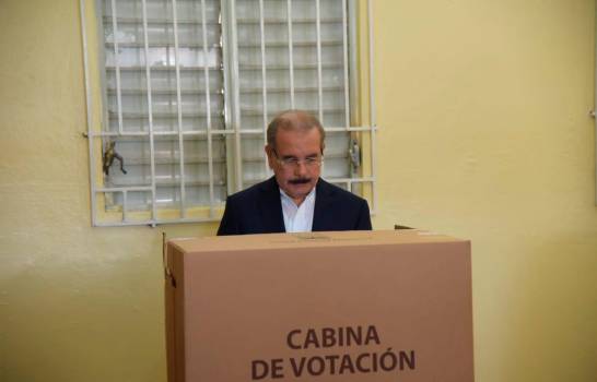 Presidente Medina acude a ejercer el voto.