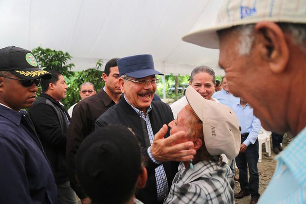 Danilo Medina hace visita sorpresa  a los pequeños y medianos productores de la comunidad El Rosalito y los apoya en la renovación de casi 4 mil tareas de café.