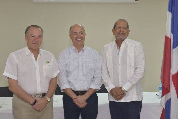 Medio Ambiente, Fundación Grupo PuntaCana y el Clúster Turístico La Altagracia firman acuerdo de entendimiento para cuidar arrecifes.