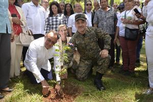 Ministro Angel Estévez e  Inka Mattila mientras siembran árbol.