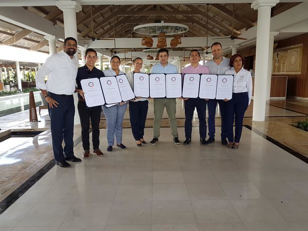 Empleados del Cristal Meliá Caribe Beach y Meliá Punta Cana Beach recibieron certificados.