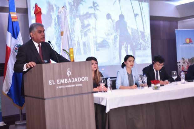 Viceministro de Turismo, Fausto Fernández, en representación del ministro Francisco Javier García, expresó la distinción que significa para el país ser escogido como un importante destino turístico en El Caribe,  por el mayor emisor de turistas del mundo que es la República Popular China.