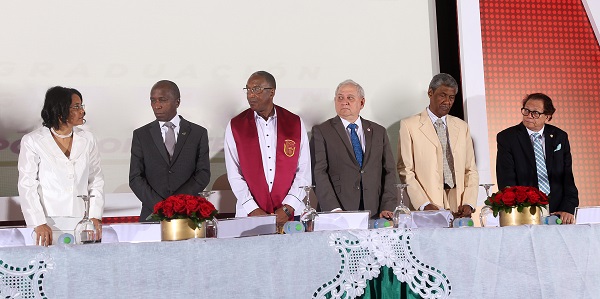 Mesa de Honor, en centro, Rector UNEV, Epifanio González