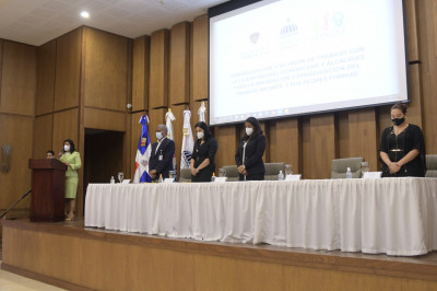 Mesa principal de la reunión del Ministerio de Trabajo, CONANI, OIT y Liga Municipal donde se dieron informaciones del tema para prevención del trabajo infantil.
