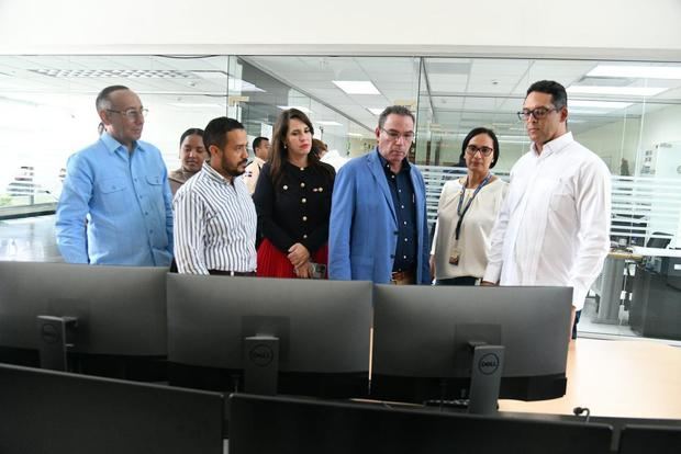 Ministro de Transporte de Jamaica visita instalaciones metro Santo Domingo.