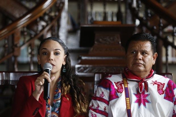 La secretaria de Cultura del estado de Jalisco, Giovana Jaspersen (i), y el presidente de la Comisión Interinstitucional del Premio de Lenguas Indígenas de América (PLIA), Gabriel Pacheco, participan en una rueda de prensa este martes en la ciudad de Guadalajara, estado de Jalisco, México.