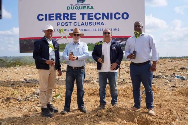 Miguel Ceara Hatton junto a otros funcionarios de Medio Ambiente