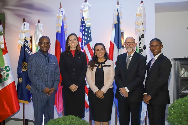 Miembros de Bra Dominicana con la embajadora de Canadá en Repúplica Dominicana