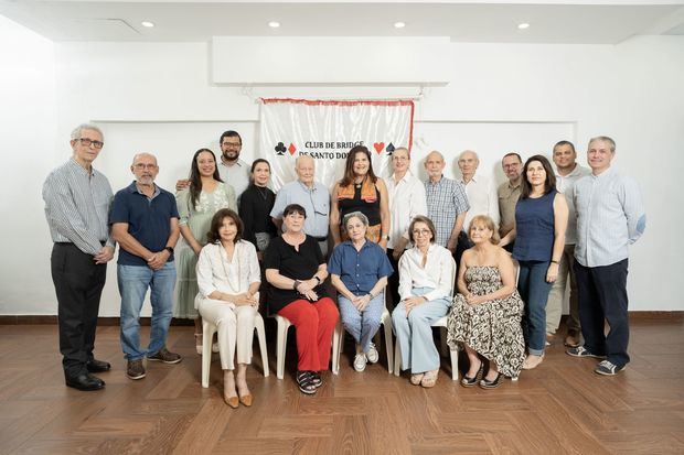 Miembros del Club de Bridge de Santo Domingo durante el reconocimiento a Pedro Pablo Cabral.