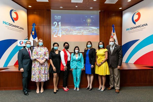 Miembros del Consejo junto a colaboradores de Prodominicana.