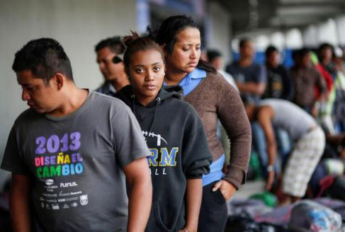 Cientos de migrantes toman un descanso este jueves a su paso por México.