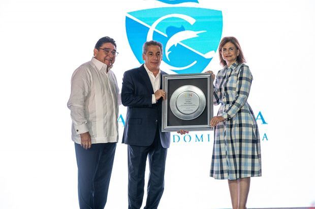 Miguel Calzada, Fernando Hazoury junto a la Vicepresindenta Raquel Peña.