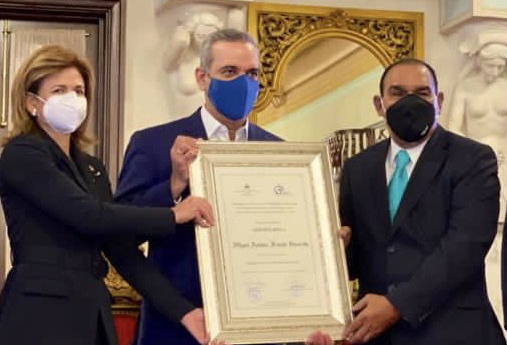 Vicepresidenta Raquel Peña, presidente Luis Abinader junto a Miguel Franjul.