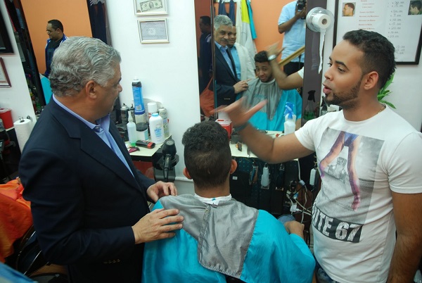  Miguel Vargas intercambia con dos jóvenes dominicanos en una barbería del Alto Manhattan