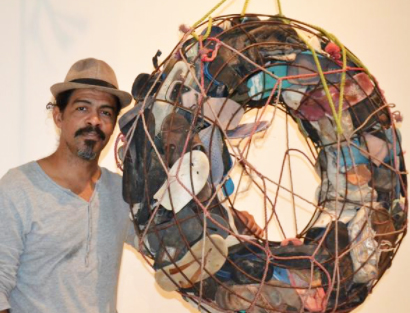 Miguel Ramírez y una de sus obras recicladas.