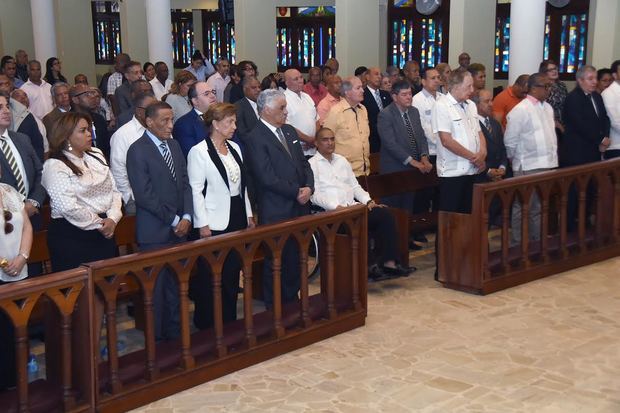 Miguel Vargas  en la misa oficiada por monseñor Marcano Santana en ocasión de conmemorarse el vigésimo primer aniversario del fallecimiento de José Francisco Peña Gómez.