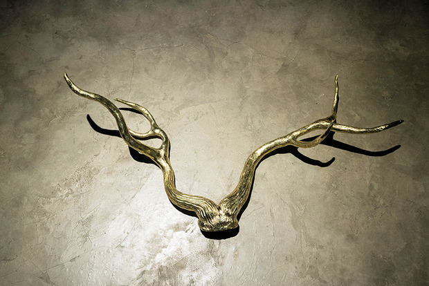 Miler Lagos. El venado de oro-Hallazgo en la fuga, 2016.Bronce niquelado. 39 x 43 x 18 cm.