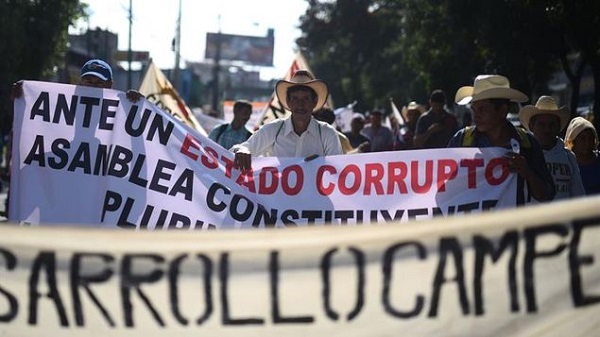 Miles de guatemaltecos se concentran y piden renuncia de presidente Morales