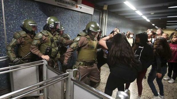 Militares salen a controlar los sectores más conflictivos de Santiago.