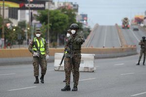 Los policí­as y los militares salen juntos a patrullar las calles