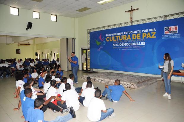 Minerd realiza Foro Nacional Estudiantil por una Cultura de Paz, con participación de 360 estudiantes meritorios de Secundaria.