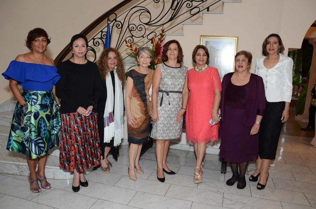 Minerva del Risco, Ofelia Berrido, Martha Rivera, Elisabeth de Puig, Souad de Gòmez, Grey de Raful, Magaly Caram y Lucy Arraya.