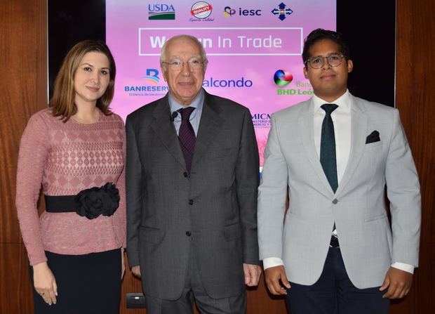 Odile Miniño Bogaert, vicepresidente ejecutiva de Adoexpo; Nicola Minervini, conferencista, y Carlos Puello, director del Programa Exporta Calidad.