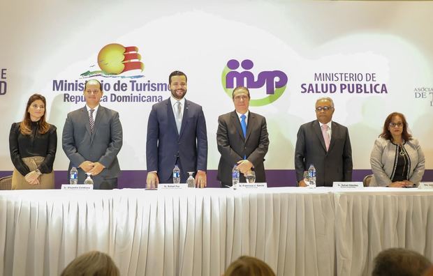 Los ministros de Turismo y Salud Pública, Francisco Javier García y doctor Rafael Sánchez Cárdenas junto a otros participantes.