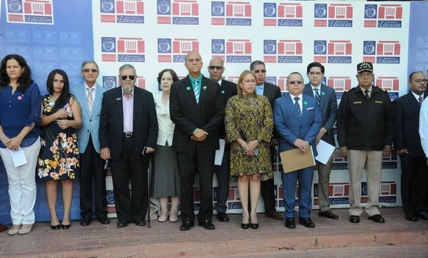 Miembros del  Ministerio de Educación (MINERD) 
en el acto de la exposición fotográfica.