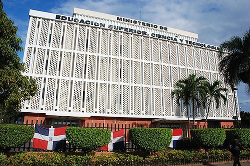 Fachada del edificio Ministerio de Educación Superior, Ciencia y Tecnología, MESCYT.