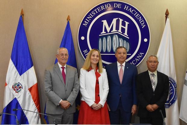 Antonio Vargas Hernández, director general de Cooperación Multilateral (DIGECOOM); Emma Navarro, vicepresidenta del BEI; Donald Guerrero Ortiz, ministro de Hacienda; Isidoro Santana, ministro de Economía, Planificación y Desarrollo.